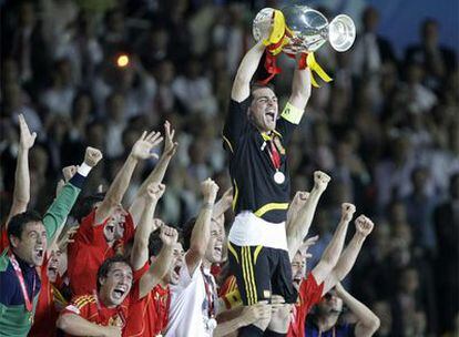 Casillas levanta el trofeo de la Eurocopa 2008 en Viena.