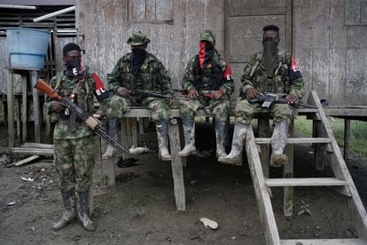 Combatientes del ELN en un poblado del río San Juan, en el departamento del Chocó, en 2017.
