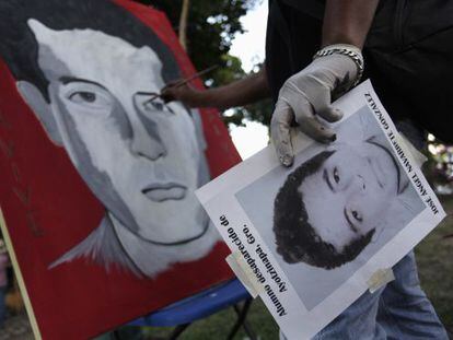 Un pintor hace un retrato de uno de los estudiantes desaparecidos.