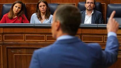 El presidente del Gobierno, Pedro Sánchez, frente a la ministra de Derechos Sociales, Ione Belarra, y la ministra de Igualdad, Irene Montero, en junio en el Congreso.