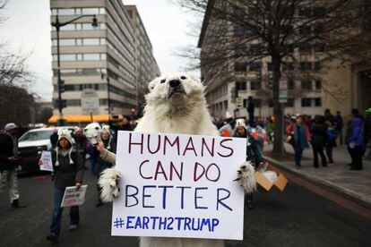 Un manifestante disfrazado de oso sujeta una pancarta durante una protesta, en Washington.