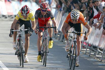 Alejandro Valverde, Samuel Sánchez y Christopher Horner pelean su entrada a la meta de la quinta etapa