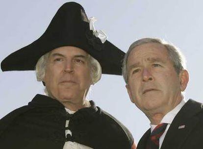 Bush posa junto al actor Dean Malissa vestido de Goerge Washington