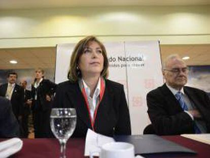 En la imagen, la ministra de Relaciones Exteriores de Perú, Eda Rivas (i). EFE/Archivo