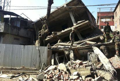 Una vivienda derruida por el terremoto en Imphal.
