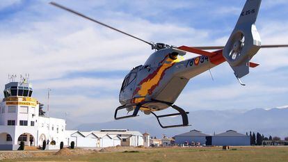 Un helicóptero en la base aérea de Armilla (Granada).