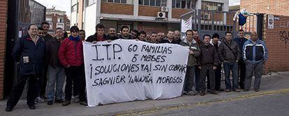 Protesta de los trabajadores de la empresa ITP, en Cornellà de Llobregat.