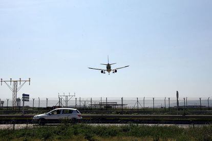 Un avi&oacute;n aterriza en el Aeropuerto de El Prat, Barcelona. 