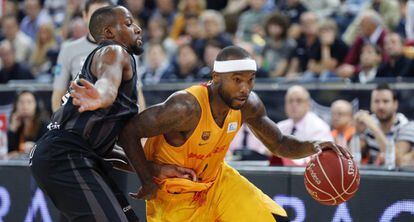 El base del FC Barcelona Lassa Tyrese Rice avanza con el bal&oacute;n ante Jonathan Tabu, del Dominion Basket.