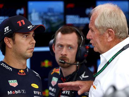 Checo Pérez dialoga con Helmut Marko durante los entrenamientos libres de GP de Singapur 2023.