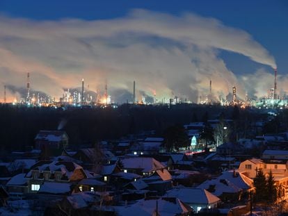 El perfil de una refinería de petróleo en la ciudad siberiana de Omsk el 8 de febrero.