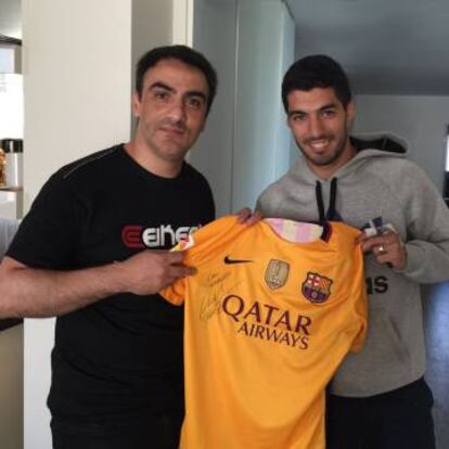 Luis Suárez fue otro de los que aprovechó la visita del tatuador en Barcelona y se hizo un león en el dedo índice.