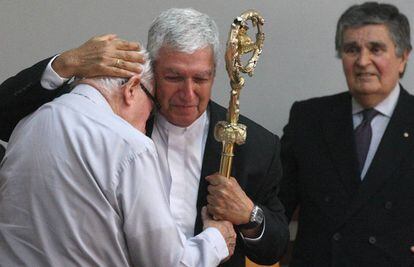 Monseñor Castillo recibe del obispo Bambarén (i) el báculo que perteneció al arzobispo de Lima Juan Landázuri.