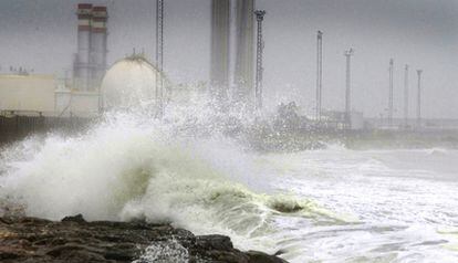 El temporal marítimo se manifestó con grandes olas en la costa de Castellón, como muestra la imagen.