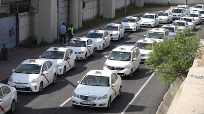 Colas de taxis en el aeropuerto de Madrid