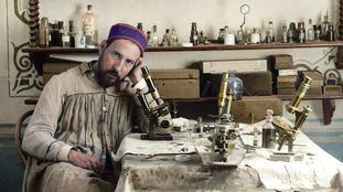 Autorretrato de Cajal en su laboratorio de Valencia hacia 1885, coloreado por Rafael Navarrete. CSIC