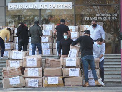 Integrantes de la asociación "Que siga la democracia", entregan cajas con firmas al Instituto Nacional Electoral (INE) el 17 de diciembre de 2021.