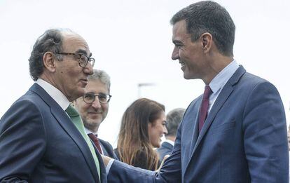 El presidente de Iberdrola, Ignacio Sánchez Galán, saluda al presidente del Gobierno, Pedro Sánchez.