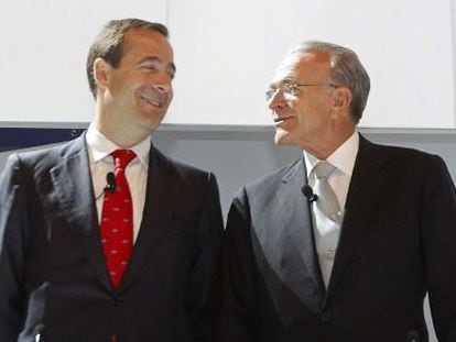 El consejero delegado de Caixabank, Gonzalo Gort&aacute;zar, con su presidente, Isidro Fain&eacute;. 