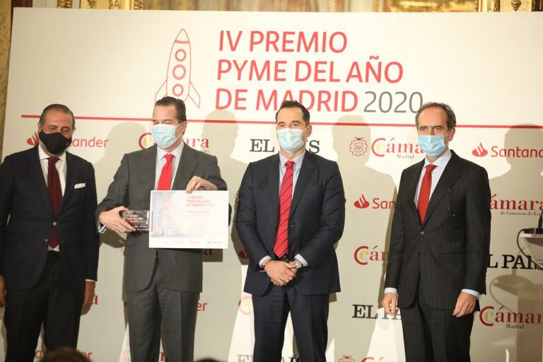 La Camara De Comercio Y Banco Santander Entregan El Premio Pyme Del Ano De Madrid A Una Empresa Dedicada A La Investigacion En Farmacia Economia El Pais