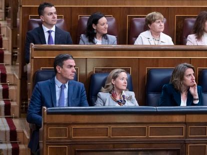 El presidente del Gobierno, Pedro Sánchez; la vicepresidenta primera Nadia Calviño; y la vicepresidenta tercera Teresa Ribera, este miércoles en el Congreso.