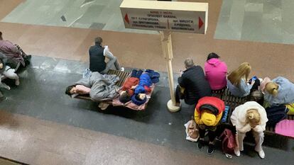 Ciudadanos ucranios se refugian en una estación de metro durante los bombardeos rusos sobre Kiev, en la madrugada de este viernes, 2 de junio de 2023.