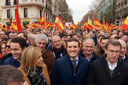 El entonces presidente del PP, Pablo Casado, junto al entonces presidente de la Xunta, Alberto Núñez Feijóo, durante la concentración de la plaza de Colón en Madrid en 2019.