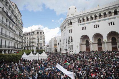 Manifestación contra el régimen argelino, este miércoles 10 de abril en Argel. 