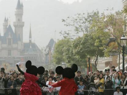 Minnie y Mickey Mouse, en Disneylandia Hong Kong.  REUTERS