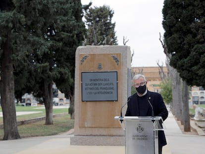 El alcalde de València, Joan Ribó, presenta en el Cementerio General un monolito en memoria de las personas represaliadas por el franquismo.