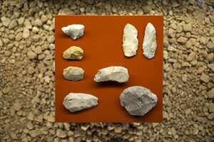 Piezas encontradas en las excavaciones de la cueva de Ardales (Málaga).