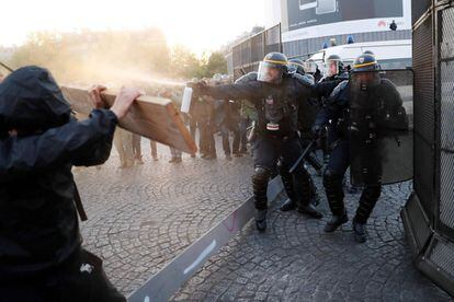 Miembros de movimientos antifascistas se enfrentan a la policía en París
