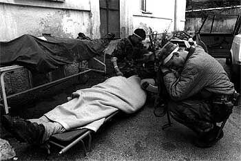 Varios soldados velan el cadáver de un compañero muerto en Sarajevo, Bosnia, en 1995.