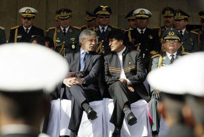 El presidente Evo Morales charla con el vicepresidente Álvaro García Linera durante la ceremonia de este 14 de febrero en La Paz.