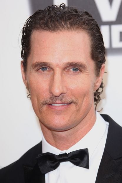 Matthew McConaughey lo lleva con canas.