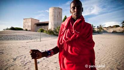 El extraño caso del masai que vigilaba el castillo medieval de un italiano hortera en una playa de Kenia