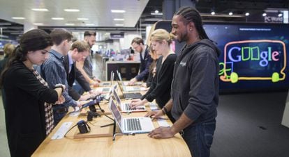 Clientes en la primera tienda Google en Londres (Reino Unido)