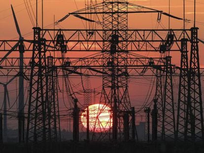 Tendido el&eacute;ctrico y, al fondo, unos molinos de viento