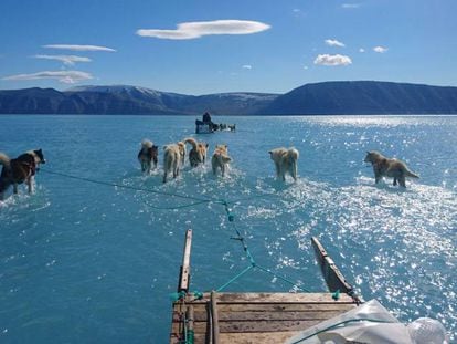 Fiordo de Inglefield Bredning, en Groenlandia. Alrededor de 11.000 millones de toneladas de hielo se derritieron el jueves en la capa superficial de Groenlandia, una cifra récord que equivale a 4.4 millones de piscinas olímpicas