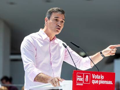 El secretario general del PSOE y presidente del Gobierno, Pedro Sánchez, en un mitin en la Ciudad de las Artes y las Ciencias de València, este sábado.