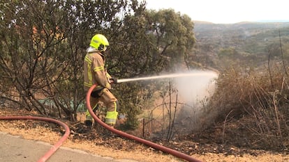 Trabajos de extinción del incendio forestal del parque nacional de Monfragüe (Cáceres). La Agencia Estatal de Meteorología (Aemet) mantenía este sábado a prácticamente todo el país bajo diversos niveles de alerta por altas temperaturas, con valores de más de 40 ºC en muchas regiones y de hasta 44 ºC en zonas puntuales. 