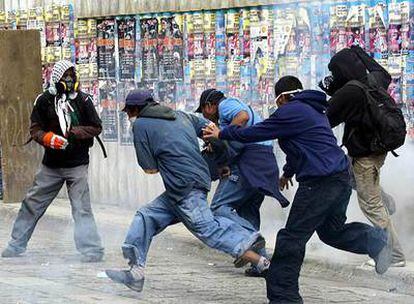 Miembros de la Asamblea Popular de los Pueblos de Oaxaca, durante los enfrentamientos protagonizados con la policía federal este lunes en Oaxaca.