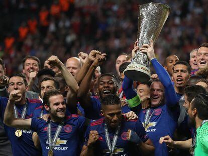 Los jugadores del Manchester United levantan el trofeo de la Europa League el pasado 24 de mayo.