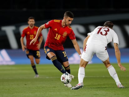 Ferran Torres trata de regatear al defensa suizo Ricardo Rodríguez este sábado en el Alfredo Di Stéfano.