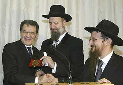 Prodi recibió ayer en Viena una medalla, en reconocimiento a su labor humanitaria, durante un congreso de rabinos.