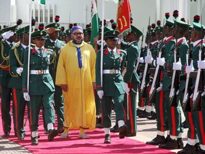 El rey Mohamed VI, durante su llegada el 2 de diciembre en Abuja (Nigeria) al palacio presidencial del jefe de Estado nigeriano.