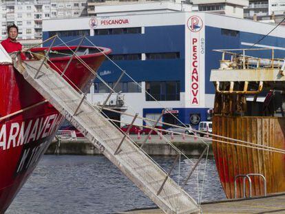 Un barco amarrado en Vigo, cerca de una nave de Pescanova