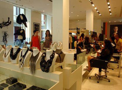 Compras cultivadas en un espacio que combina bisutería de alta gama con zapatos y bolsos, una peluquería y hasta una exposición de arte contemporáneo