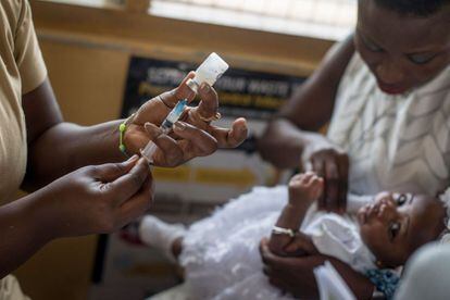 Un bebé recibe una vacuna en África.