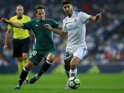 Guardado disputa el balón contra Asensio.